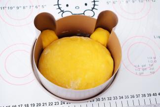 再把小熊脸部分的面团揉匀揉圆放入小熊模具的脸的位置