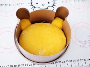 再把小熊脸部分的面团揉匀揉圆放入小熊模具的脸的位置