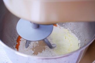 启动一档慢速揉面3分钟，再转三档快速揉面7分钟（共10分钟）