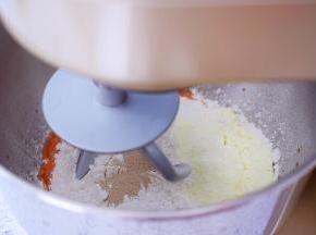 启动一档慢速揉面3分钟，再转三档快速揉面7分钟（共10分钟）