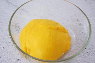 取出面团揉圆盖上保鲜膜放在温暖处发酵至两倍大左右