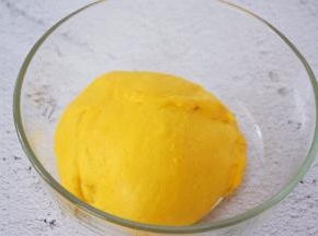 取出面团揉圆盖上保鲜膜放在温暖处发酵至两倍大左右