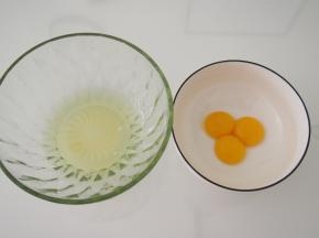 鸡蛋磕在无水无油的盆子中，用吸蛋器吸出蛋黄。