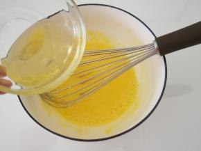 倒入玉米油，继续搅拌均匀。