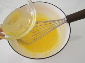 倒入玉米油，继续搅拌均匀。