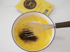 倒入红茶包，切拌均匀