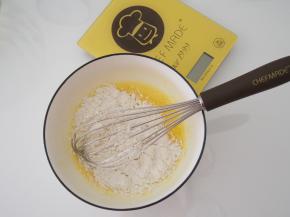 筛入低筋面粉，画“Z”字形切拌均匀。