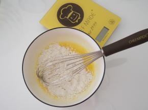 筛入低筋面粉，画“Z”字形切拌均匀。