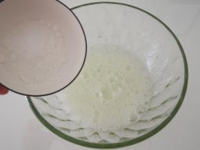 蛋白打发出鱼眼泡后加入三分之一糖，打发纹路明显加入第二次糖。