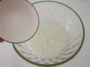 蛋白打发出鱼眼泡后加入三分之一糖，打发纹路明显加入第二次糖。