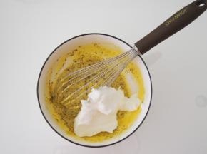 取三分之一的蛋白加入蛋黄糊中，切拌均匀。