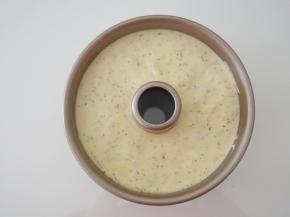 将面糊倒入模具中，震一下磕出气泡。烤箱预热至150度，中下层35分钟左右。