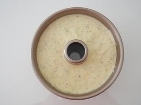 将面糊倒入模具中，震一下磕出气泡。烤箱预热至150度，中下层35分钟左右。