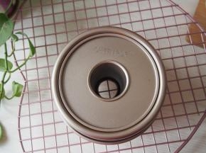 烤好的蛋糕震一下后倒扣在晾网上，凉透脱模即可。