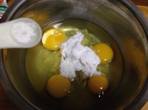 鸡蛋里加盐，加糖，香草粉