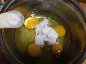 鸡蛋里加盐，加糖，香草粉