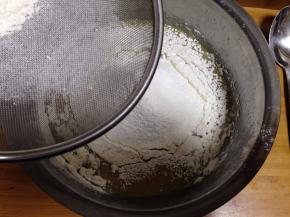 低筋面粉筛入蛋糊内，混合至无面粉颗粒