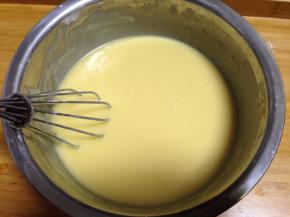 把混合后的面糊过筛一下（，这样可以让蛋液更加细腻，建议不要省略这一步）