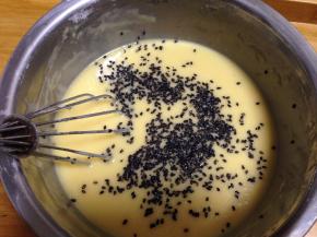 再加入黑芝麻，再次搅拌均匀