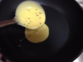 不沾平底锅烧热，放一汤勺蛋液（不要加多了，少一点可以让蛋卷更薄）