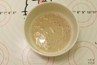 准备一小碗温水（不要超30度），将酵母放入温水中，静置10分钟