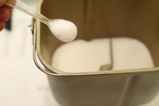 牛奶放入面包机桶内，盐、糖分开放