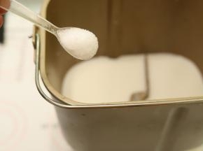 牛奶放入面包机桶内，盐、糖分开放