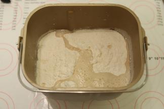 放入所有的披萨皮材料，最后放入酵母水