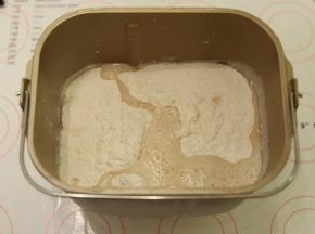 放入所有的披萨皮材料，最后放入酵母水