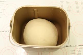 揉好面后取出面团，整圆放入面包机桶，进行一发，发酵至2倍大