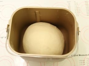 揉好面后取出面团，整圆放入面包机桶，进行一发，发酵至2倍大