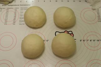 发酵好的面团分为4小份