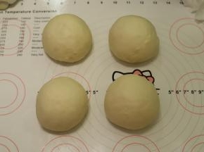 发酵好的面团分为4小份