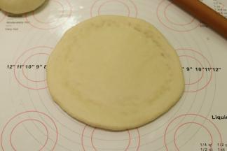 取一小份面团，擀成大概25里面的圆片