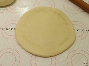取一小份面团，擀成大概25里面的圆片