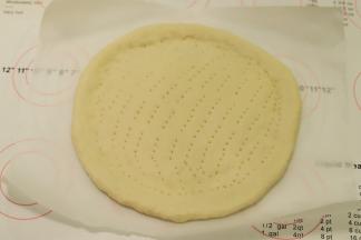 用叉子在上面随意的扎小孔