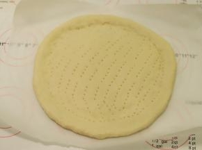 用叉子在上面随意的扎小孔