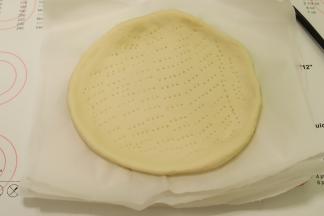 做好所有的饼皮，每一个中间用油纸分隔（可以放入冰箱冷冻，想吃时直接取出烘烤即可）