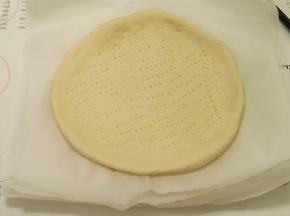 做好所有的饼皮，每一个中间用油纸分隔（可以放入冰箱冷冻，想吃时直接取出烘烤即可）