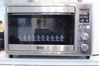 东菱烤箱设置3披萨功能，系统直接设置好时间和温度，按启动开始烘烤