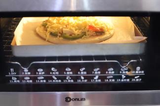 放入披萨，直至芝士碎变为金黄（可再设置多几分钟）