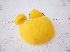 取出面团先分三分之一出来，再把这三分之一的面团对半切，做小熊的耳朵，剩下三分之二做小熊的脸，然后盖上保鲜膜醒发15分钟