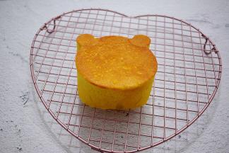 烤好趁热脱模晾凉再切片即可食用