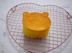 烤好趁热脱模晾凉再切片即可食用