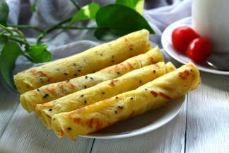 面糊熟了后，趁热用一根筷子，快速把蛋皮卷起来。放凉以后即可食用