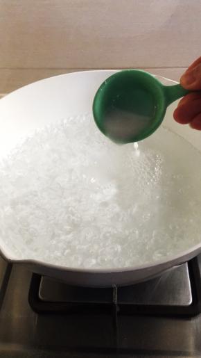 水开后加入盐，水淀粉