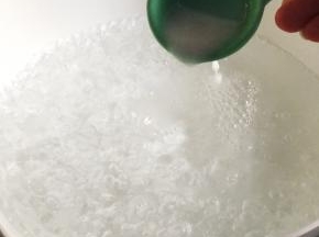 水开后加入盐，水淀粉