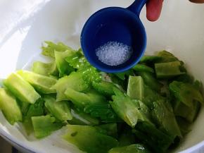 再加入盐，关火，翻拌均匀，出锅