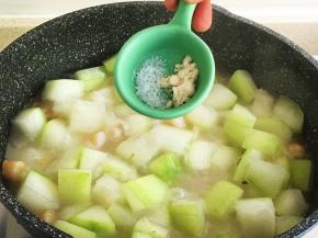 加入鸡精调味调匀