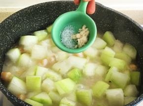 加入鸡精调味调匀